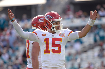 Chiefs, Mahomes agree to restructured deal to include big pay raise, AP source says