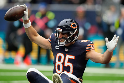 Bears TE Cole Kmet catches 2 of Caleb Williams' 4 TD passes, handles long snaps in 35-16 rout of Jaguars in London