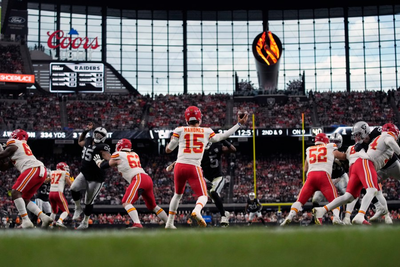 Mahomes passes for 262 yards and 2 TDs, Chiefs beat Raiders 27-20 to improve to 7-0