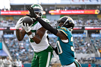 Vintage performances by Davante Adams and Aaron Rodgers carry Jets past defenseless Jaguars 32-25