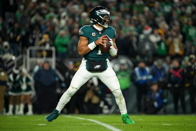 Jalen Hurts fined for wearing mismatched cleats during Eagles' win over Steelers, AP source says