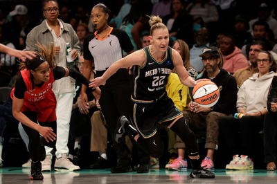 Report: Courtney Vandersloot expected to sign with Chicago Sky