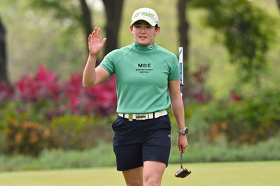 Sponsor invite Akie Iwai leads the LPGA Thailand golf tournament by 3 strokes after 10-under 62