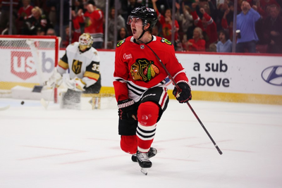 Blackhawks score 4 3rd-period goals for 5-2 win over Bruins