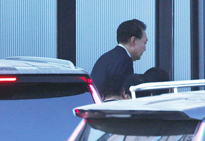 South Korean authorities take impeached President Yoon to detention center after questioning