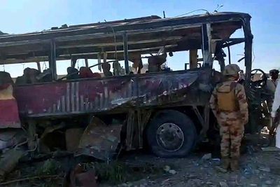 Suicide car bomber hits buses carrying security forces, killing 5 in southwestern Pakistan