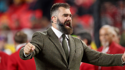 Jason Kelce sends Eagles fans into frenzy, shirtless in belly-bucking competition before Black Friday game