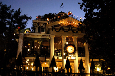 Disneyland guest dies after riding Haunted Mansion