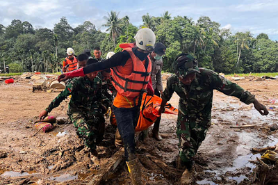 Indonesian residents hunt for food and water after deadly floods. 193 dead in Sri Lanka