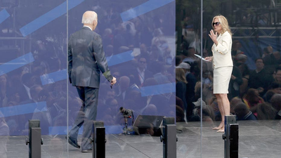 WATCH: Would-be second-term President Biden left searching for family on stage after Obama Center opening