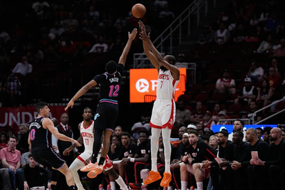 Durant passes Jordan, then Thompson tips in the winner in Rockets' 123-122 victory over Heat