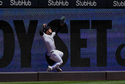 Yanks' Jasson Domínguez sprains shoulder crashing into wall, leading to Spencer Jones call-up