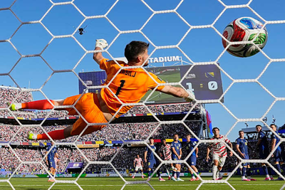 U.S. beats Bosnia-Herzegovina 2-0 to advance to round of 16 and keep its World Cup dreams alive