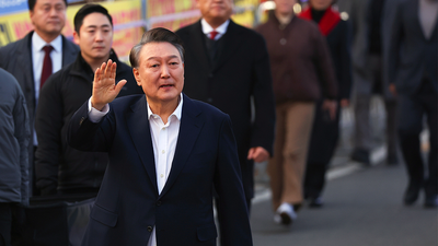 Court sentences former world leader to 7 years in prison for resisting arrest, other charges