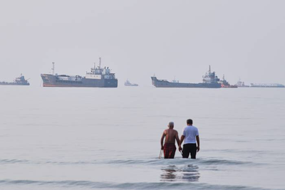 US pauses attacks on Iran for a second straight day and Tehran does too