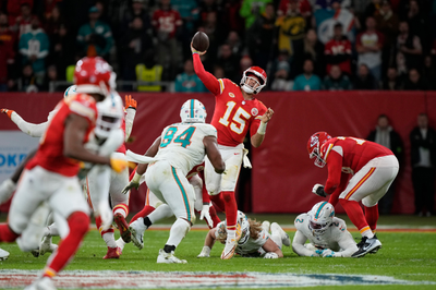 Mahomes throws 2 TDs and Chiefs hang on to beat Dolphins 21-14 in Germany