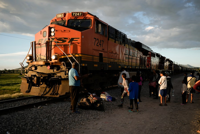 Mexican railway operator halts trains due to migrants climbing aboard