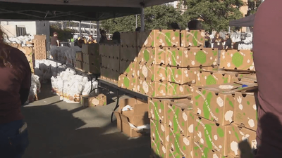Padres hand out Thanksgiving meals to 1,000 San Diego families