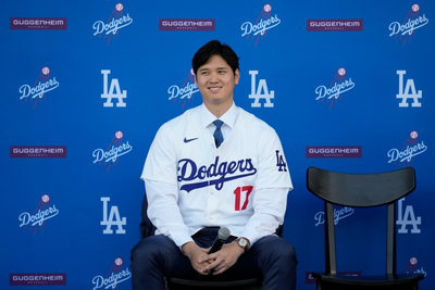 Shohei Ohtani gives a Porsche to Joe Kelly's wife for his No. 17 with the Dodgers