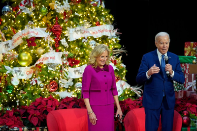 Biden's make traditional pre-Christmas visit to children's hospital