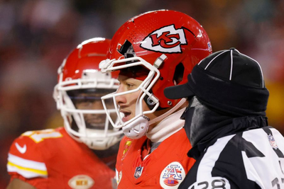 Chiefs players react to Mahomes' shattered helmet during Wild Card game