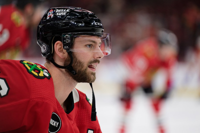 Dickinson agrees to 2-year extension with Blackhawks