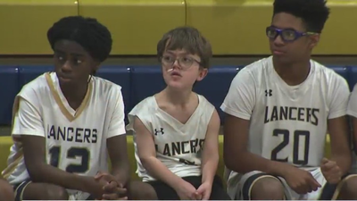 At 4 feet, high school baller with dwarfism proves he's got game