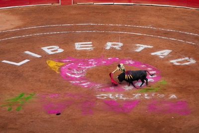 Bullfighting resumes in Mexico City before a full crowd while activists protest outside
