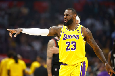 Lakers' LeBron James becomes first NBA player to score 40,000 career points