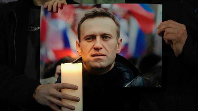 Mother of Navalny claims Russia pressuring her to agree to secret burial after seeing son's body