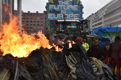 Protesting farmers spray Brussels police with liquid manure near EU's base in a new display of power