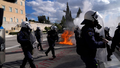 Greek protesters throw firebombs to protest introduction of private universities
