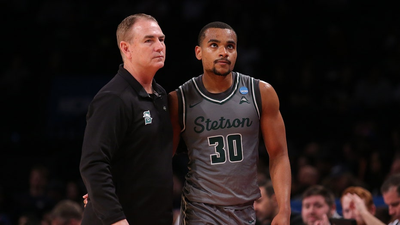 Stetson head coach discusses his 1-word message at halftime amid blowout to No. 1 UConn