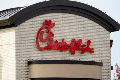 Chick-fil-A changes its chicken!?😱 Here’s what’s to blame after they backtracked “no-antibiotics-in-chicken” pledge